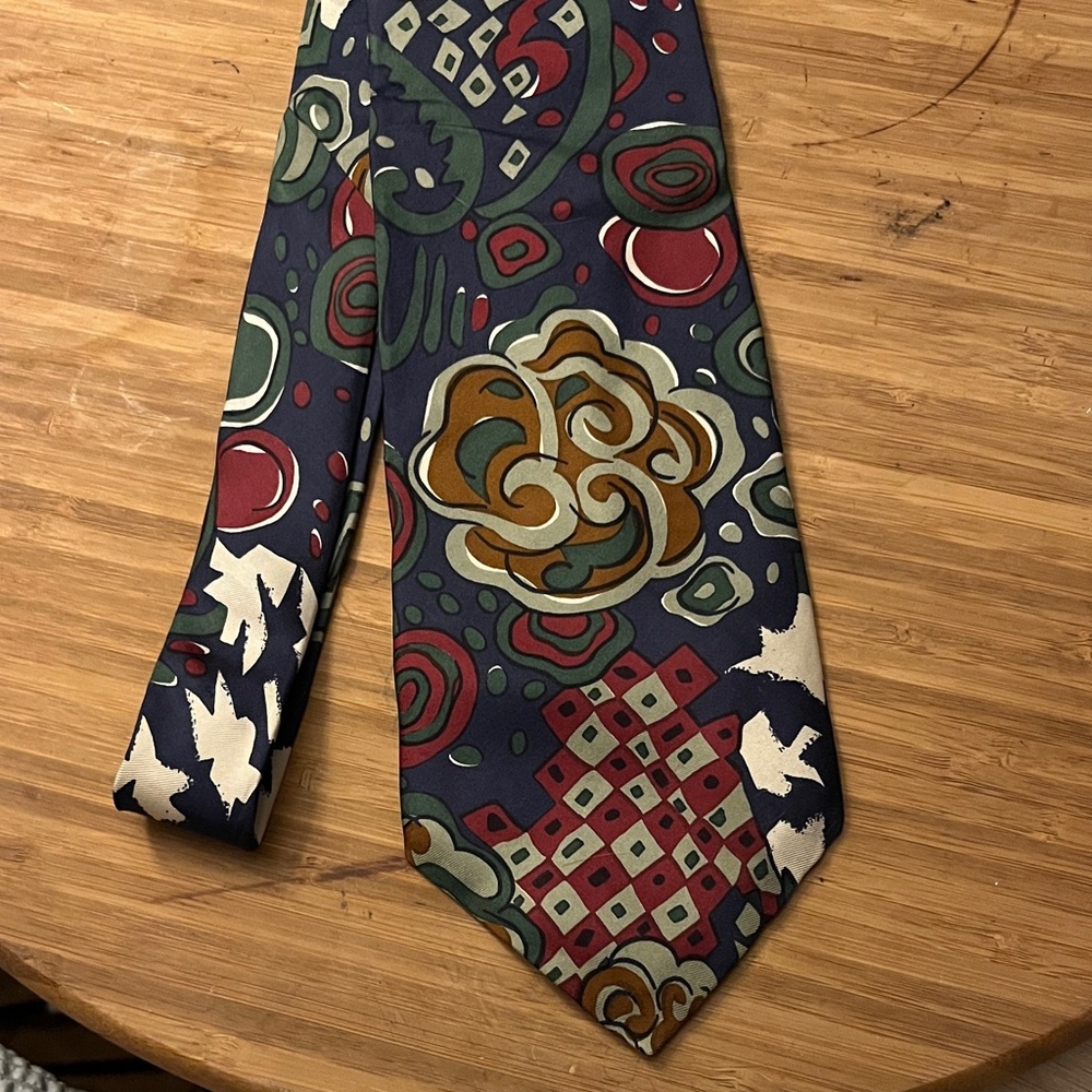 B.D. Baggies 100% silk necktie with an abstract, multicolor pattern.
